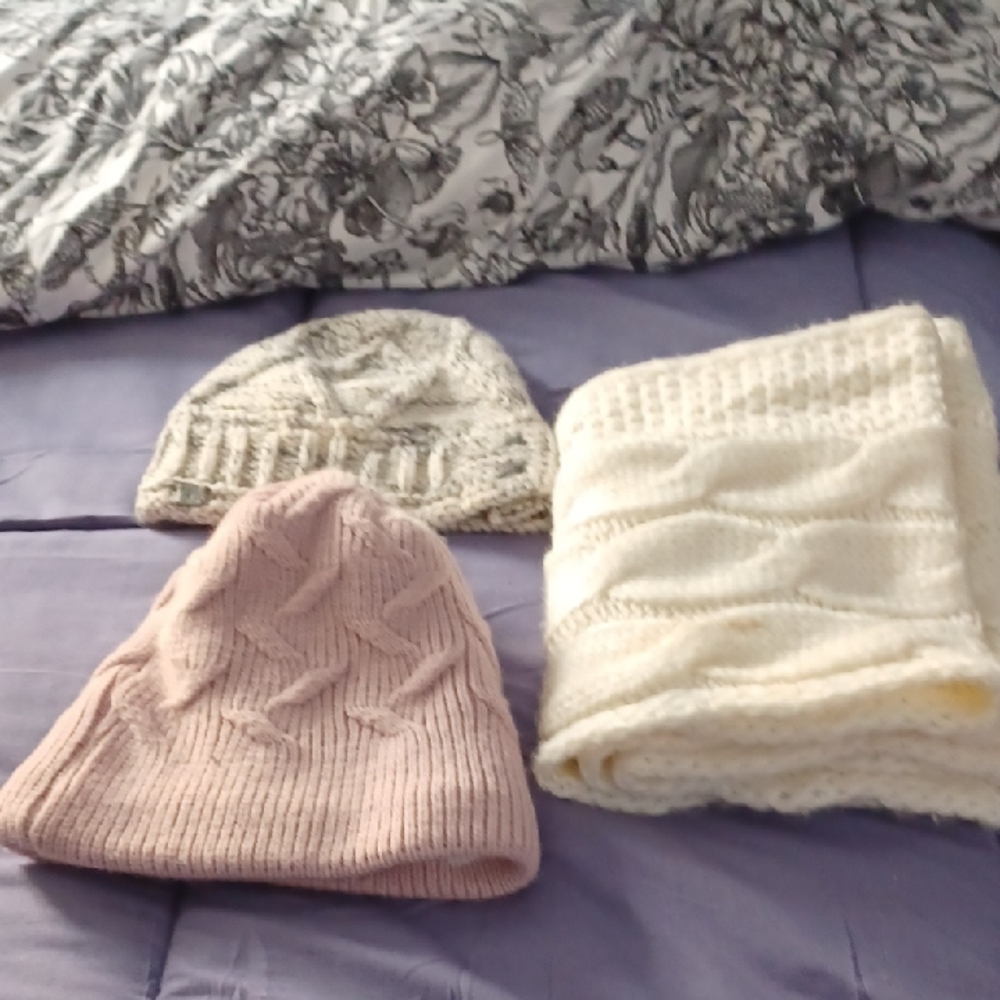 Cozy Womens' Knit Hat and Scarf Set - Pink and White
